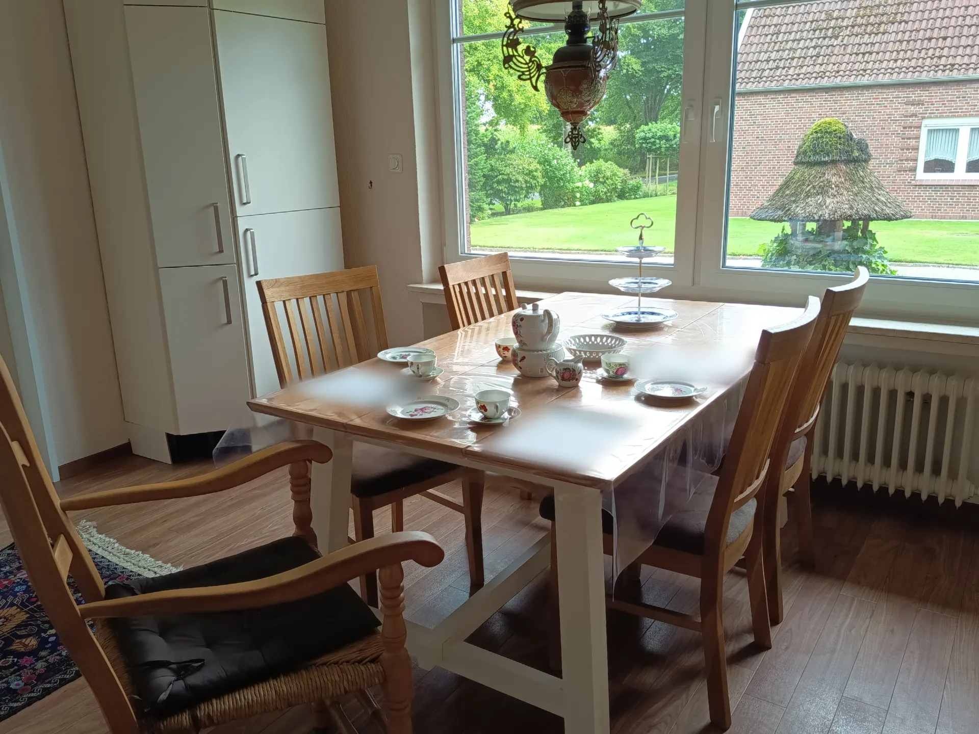Erstgespräch zum Hausverkauf am Küchentisch in Ostfriesland, mit Tee und Unterlagen