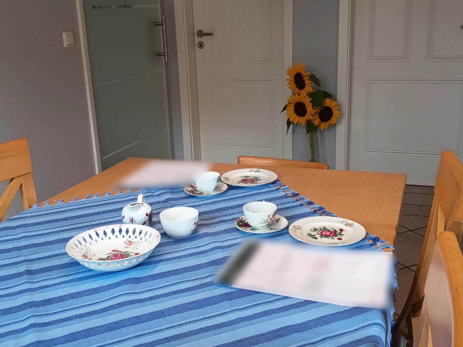 Teetisch mit Unterlagen zur Wertermittlung, Gespräch über den Marktwert einer Immobilie in Ostfriesland